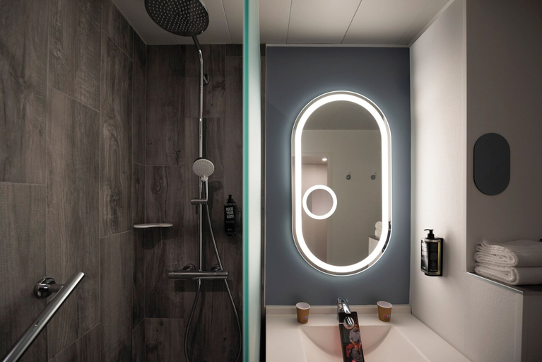 Bathroom 5, ibis La Baule Pornichet Plage, Loire-Atlantique