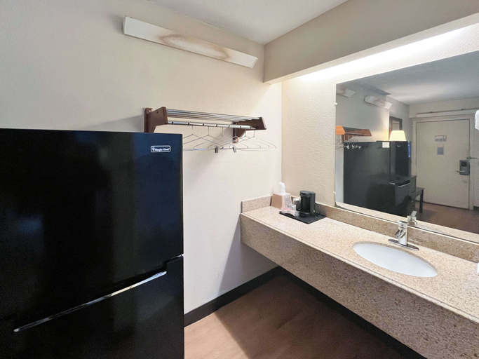 Bathroom 5, Studio 6 Suites Shreveport, LA – Industrial Loop, Caddo
