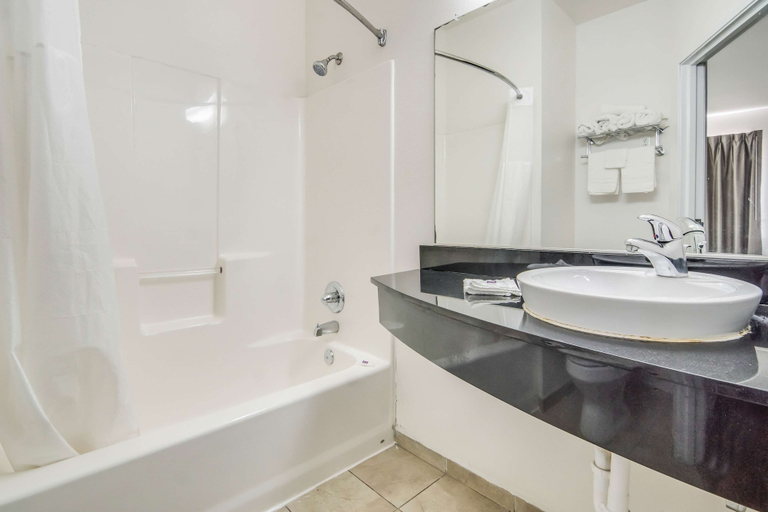 Bathroom 4, Motel 6 Cleburne, TX, Johnson