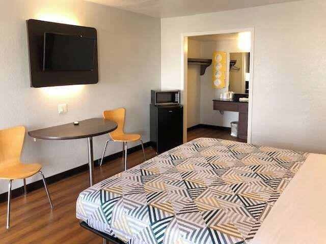 Bedroom 2, Motel 6 Paris, TX, Lamar