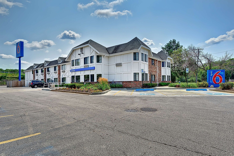 Exterior & Views 1, Motel 6 Glenview, IL - Chicago North, Cook