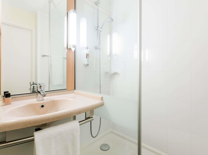 Bathroom 3, ibis Rennes Cesson, Ille-et-Vilaine