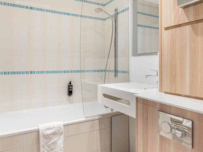 Bathroom 4, ibis Styles Annecy Gare Centre, Haute-Savoie