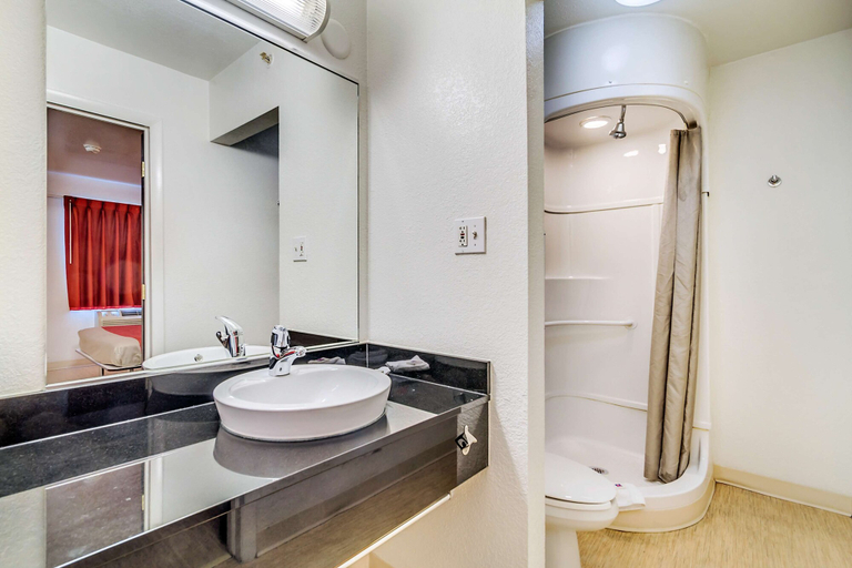 Bathroom 4, Motel 6 Baltimore BWI, Baltimore