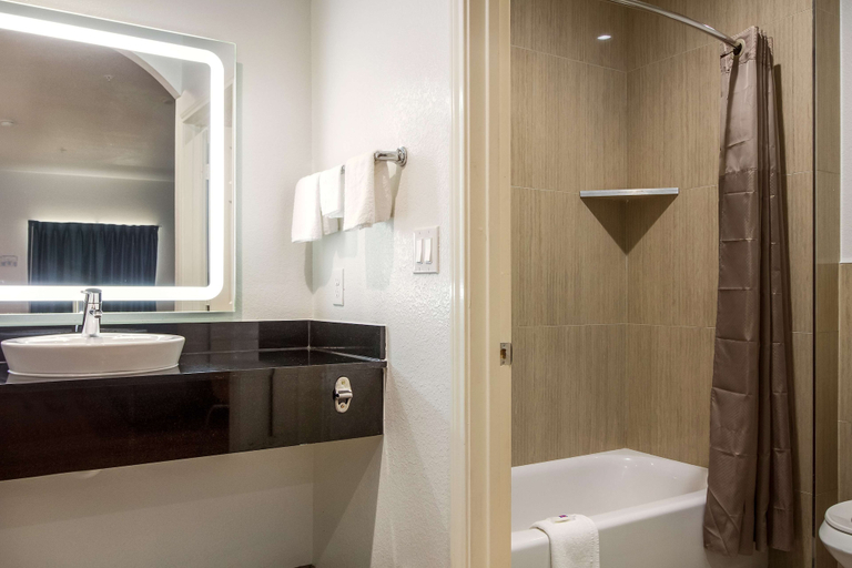 Bathroom 4, Motel 6 Houston, TX - North, Houston