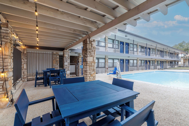 Food & Drinks 5, Motel 6 Boerne, TX, Kendall