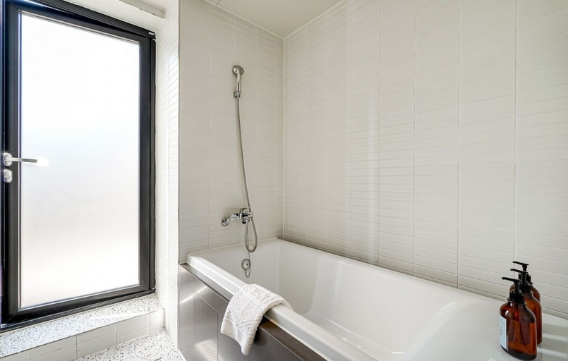 Bathroom 5, Haeundae Thevan Hotel, Haeundae