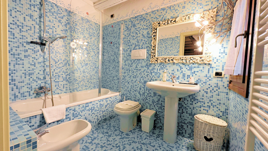 Bathroom 3, Truly Verona, Verona