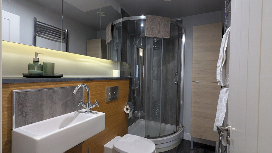 Bathroom 3, Captivating 1-bed Apartment, Merthyr Tydfil -, Merthyr Tydfil
