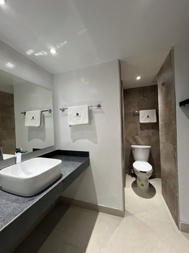 Bathroom 3, Hotel Universo Guadalajara, Guadalajara
