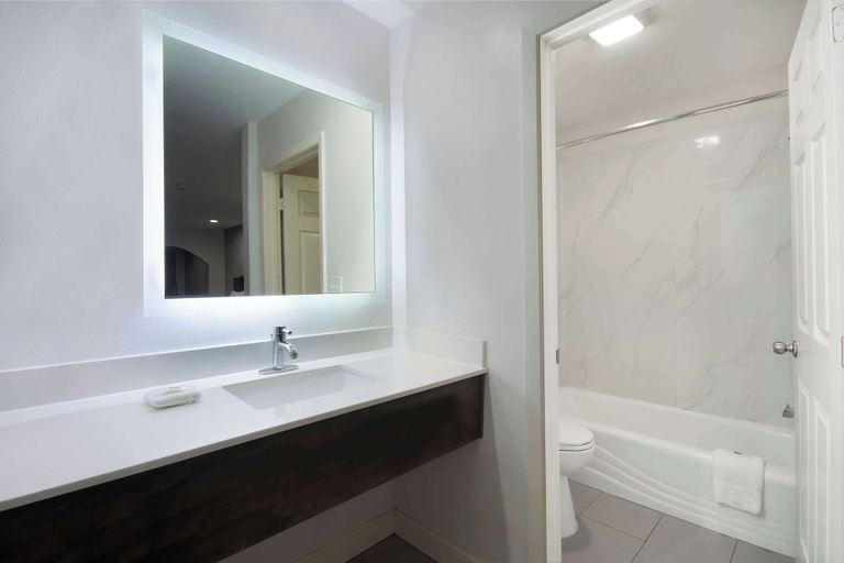Bathroom 4, Motel 6 Houston, TX - I-10 West, Houston