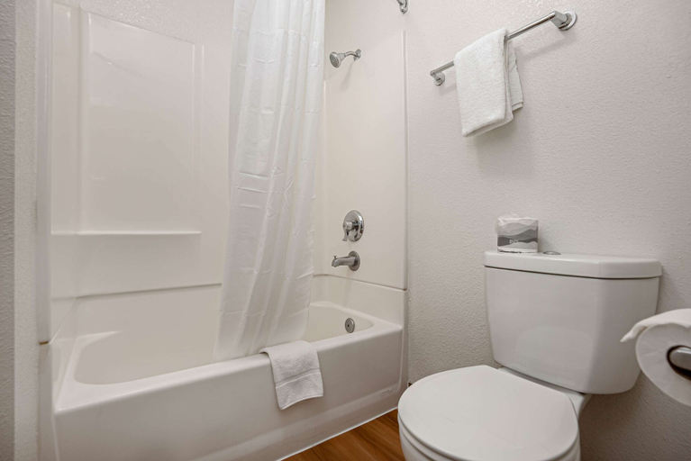 Bathroom 5, Motel 6 Temecula, CA - Historic Old Town, Riverside
