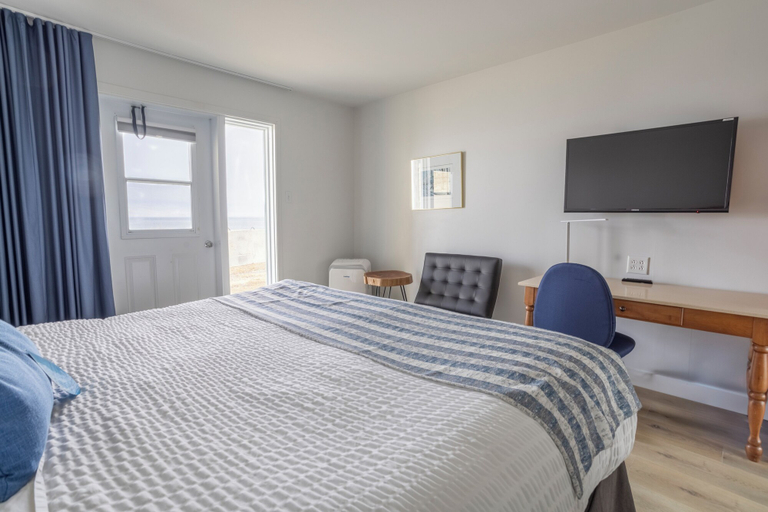 Bedroom 2, Pavillon sur Mer by Riôtel (150 metres from the main hotel), Matane