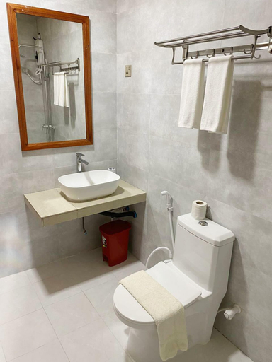 Bathroom 5, White Sand Inn