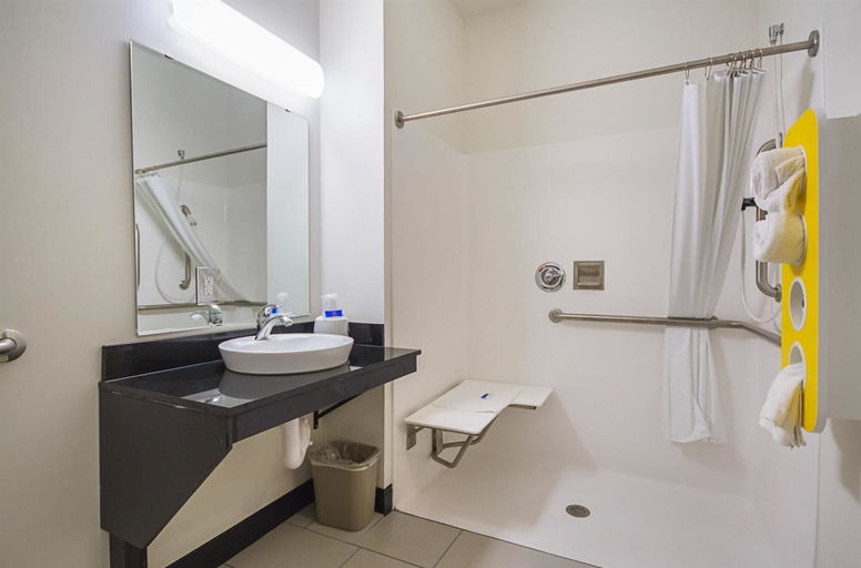 Bathroom 4, Days Inn by Wyndham South Bend / Notre Dame, Saint Joseph