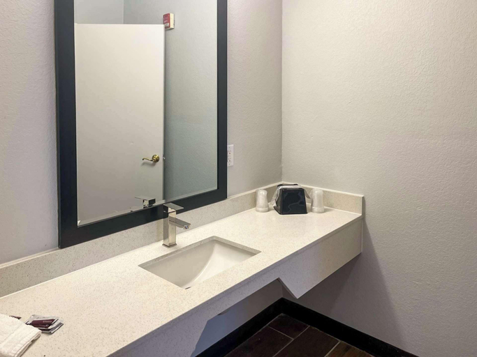 Bathroom 2, Motel 6 Hurricane, WV, Putnam