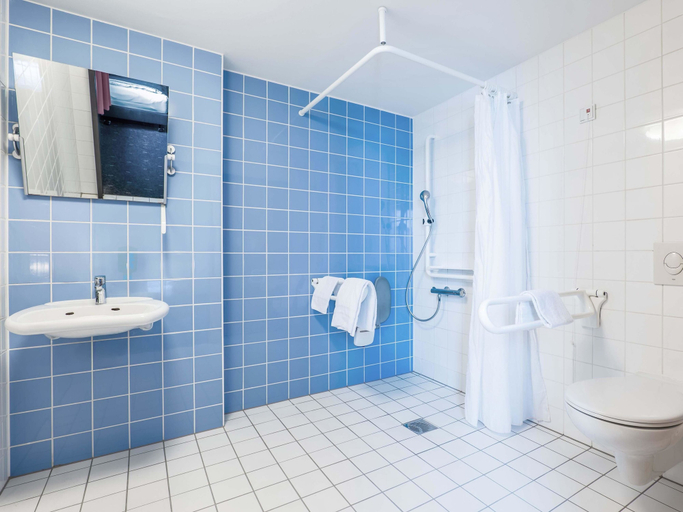 Bathroom 5, B&B Hotel Heilbronn, Heilbronn