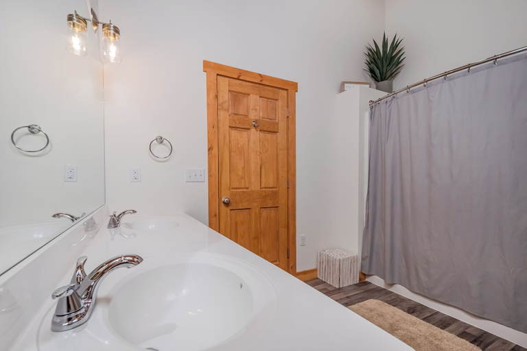 Bathroom 4, Stay Awhile by Taylor Made Deep Creek, Garrett