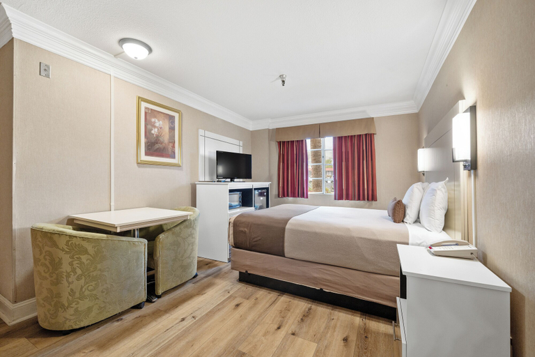 Bedroom 3, Americas Best Value Inn San Clemente Beach, Orange