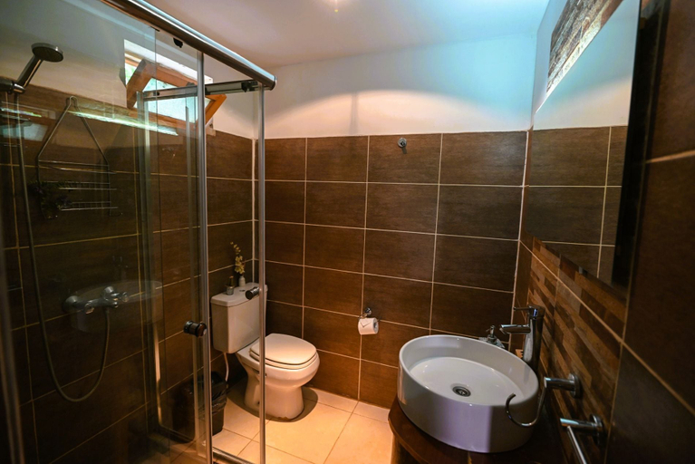 Bathroom 4, Mendoza Sol y Nieve, Las Heras