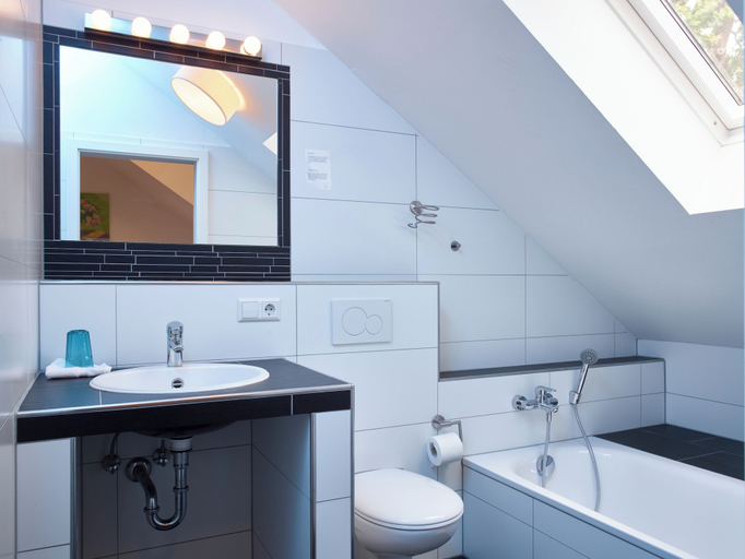 Bathroom 5, Hotel & Restaurant Burgschänke, Kaiserslautern