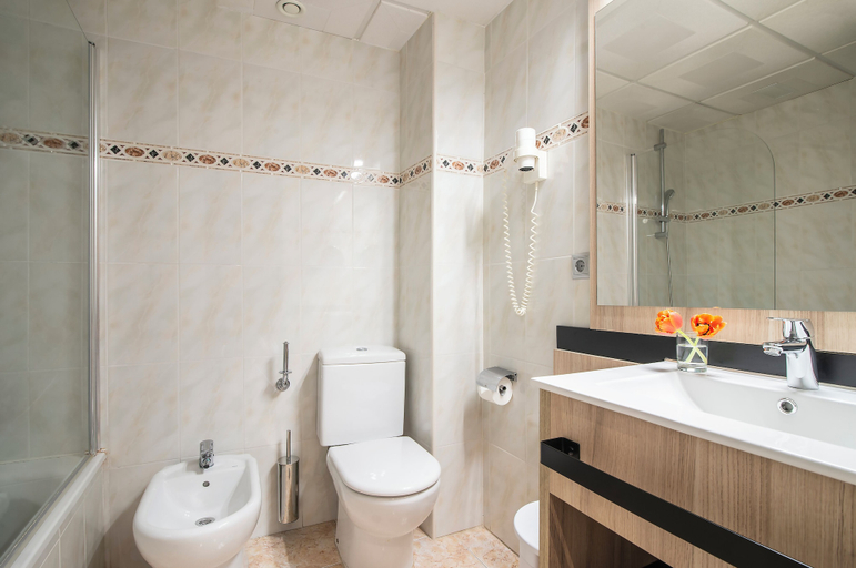 Bathroom 5, Hotel Benidorm East by Pierre & Vacances, Alicante