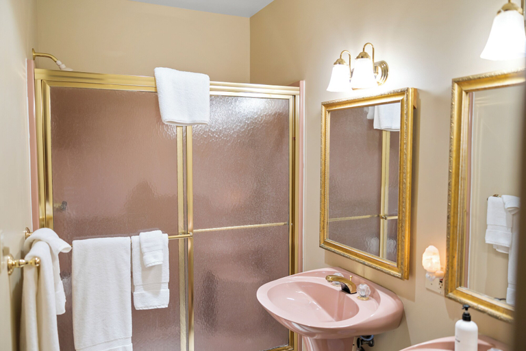 Bathroom 3, Point au Roche Lodge, Clinton