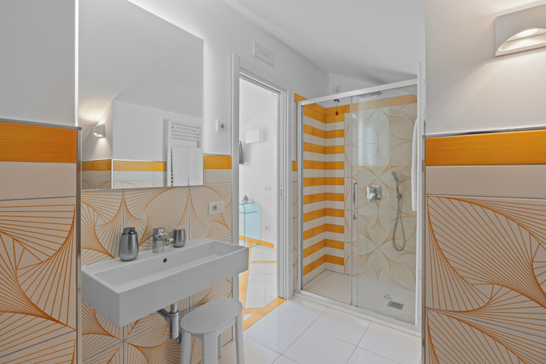 Bathroom 5, Torre Paradiso, Salerno