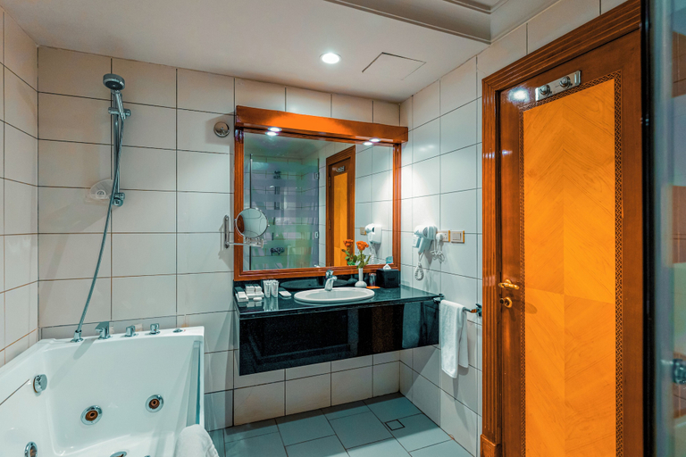 Bathroom 5, Ramada by Wyndham Riyadh, Riyadh
