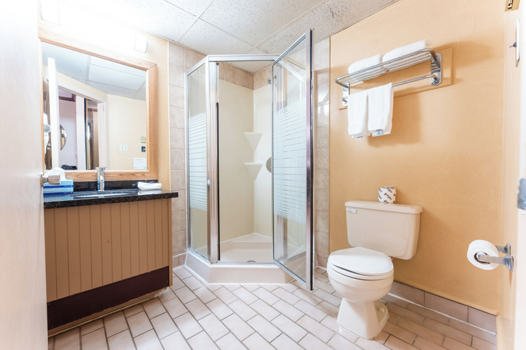 Bathroom 4, Super 8 by Wyndham Gananoque/Country Squire Resort, Leeds and Grenville