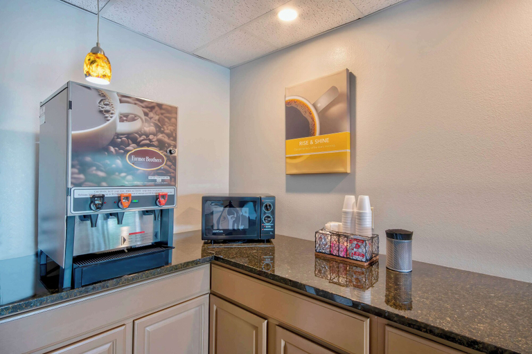Food & Drinks 5, Motel 6 Springfield, OH, Clark