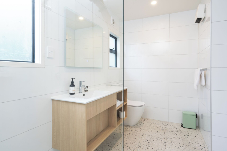Bathroom 3, Mt. Wellington Motel, Waitakere