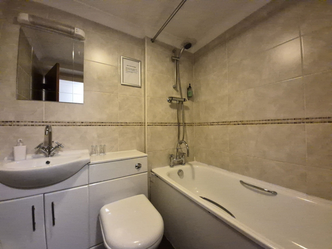 Bathroom 4, The Heath Inn, Central Bedfordshire