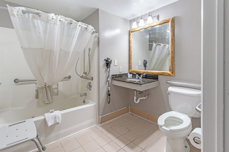 Bathroom 5, Studio 6 Suites Butte, MT – I-90 / I-15, Silver Bow
