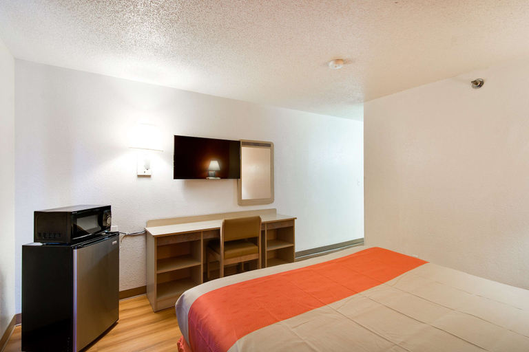 Bedroom 3, Motel 6 Waukegan, IL, Lake