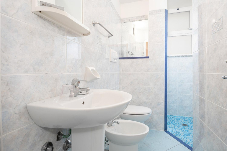 Bathroom 3, Hotel Blue Ribbon, Rimini