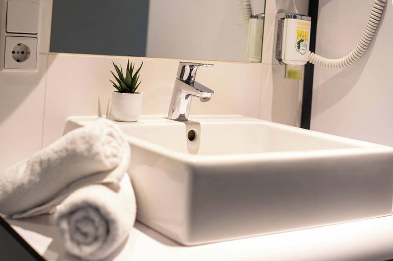 Bathroom 5, SLEEEP Hotel Wiener Neudorf, Mödling