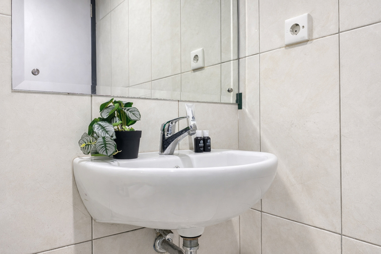 Bathroom 4, Functional Studio for 2 Pax at Nifarro Park Apartment By Travelio, Jakarta Selatan