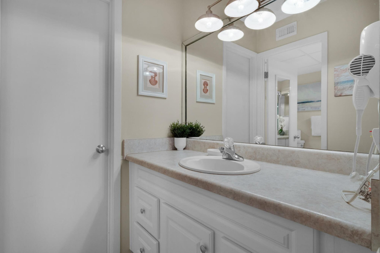 Bathroom 3, Aquavista 404e, Bay