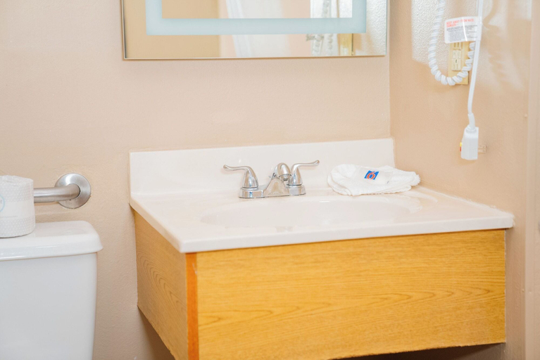 Bathroom 4, Motel 6 Litchfield, IL, Montgomery
