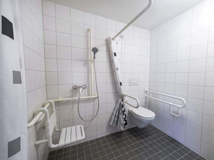 Bathroom 5, B&B HOTEL Leipzig-Schönefeld, Leipzig