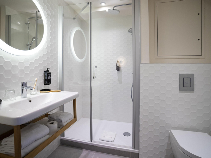 Bathroom 3, ibis Styles Le Touquet, Pas-de-Calais