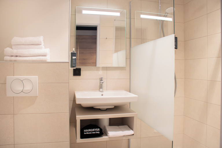 Bathroom 3, Brit Hotel Cahors Centre - Le Valentré, Lot