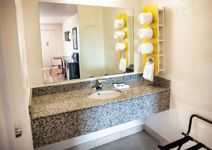 Bathroom 4, Motel 6 Corsicana, TX, Navarro