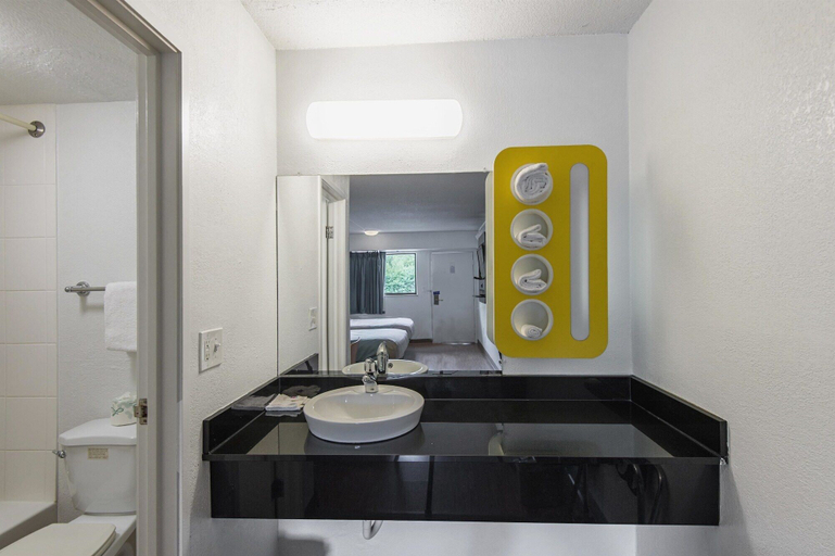 Bathroom 5, Motel 6 Overland Park, KS, Kansas City
