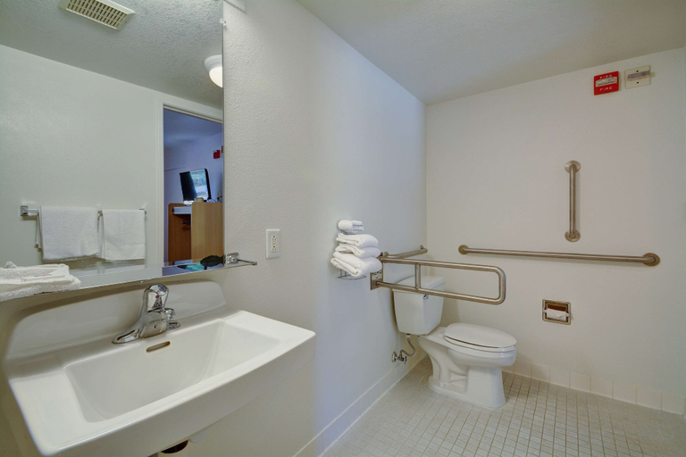 Bathroom 4, Motel 6 Windsor Locks, CT - Hartford, Hartford