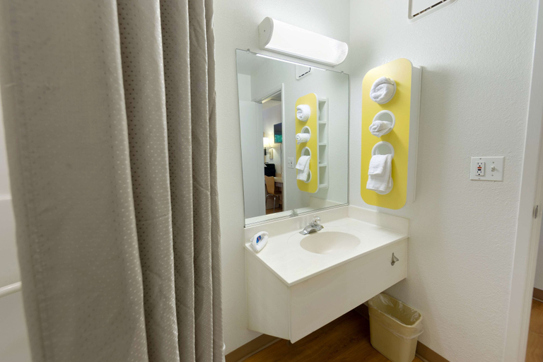 Bathroom 4, Motel 6 Weed - Mount Shasta, Siskiyou