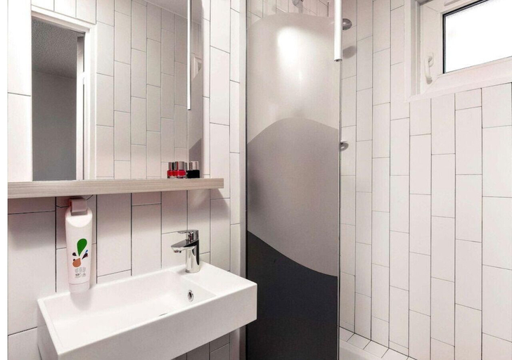 Bathroom 4, Ibis Styles Vichy Centre, Allier