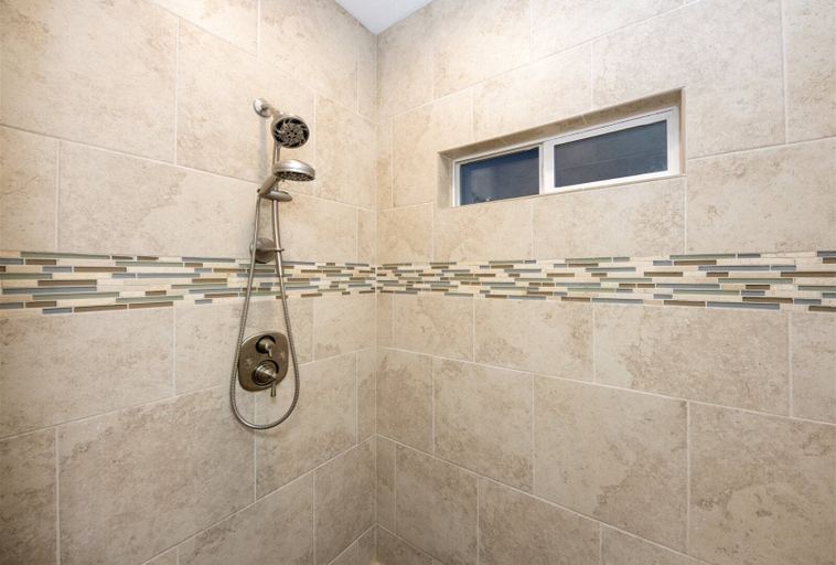 Bathroom 3, Blue Crab Cove by Miss Kitty’s, Aransas