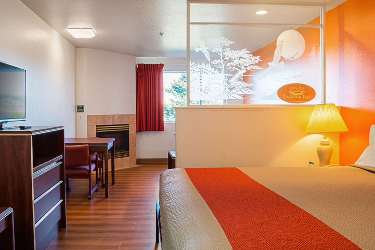 Bedroom 3, Motel 6 Newport, OR, Lincoln